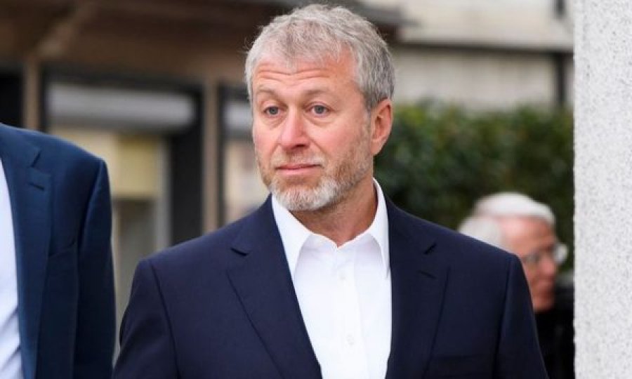 Dyshohet se u helmua, kush është Roman Abramovich dhe cilat janë lidhjet e tij me Vladimir Putin?