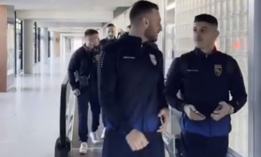 Kombëtarja e Kosovës mbërrin në Zvicër, lojtarët priten me ovacione nga bashkatdhetarët