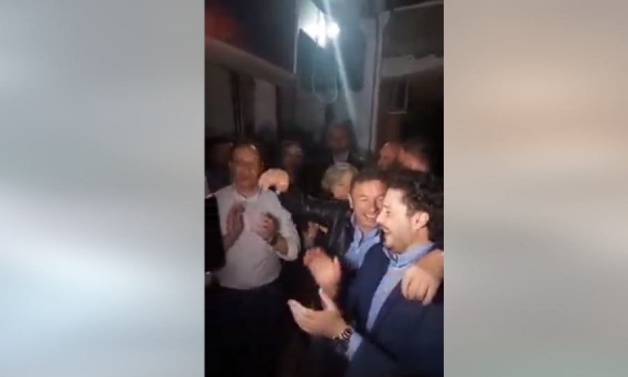 Video e festës së fitores, Dritan Abazoviq ia hedh valles me këngë shqipe