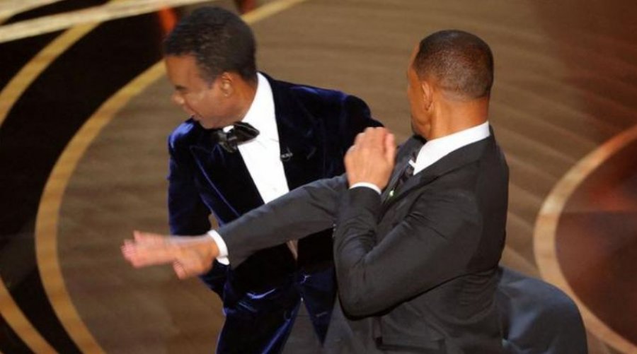 Momenti kur Will Smith godet komedianin Chris Rock në skenën e Oscars