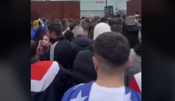 Me flamuj e me plisa, qindra tifozë presin në radhë për të hyrë në stadium