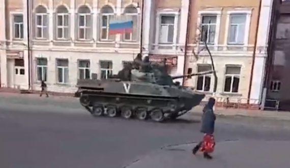 Rusia ka filluar tërheqjen e disa prej forcave të saj nga rrethi i Kievit