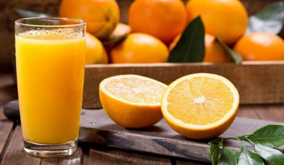 Pse nxënësit në Zvicër po derdhin lëng portokalli në testet e tyre për Covid