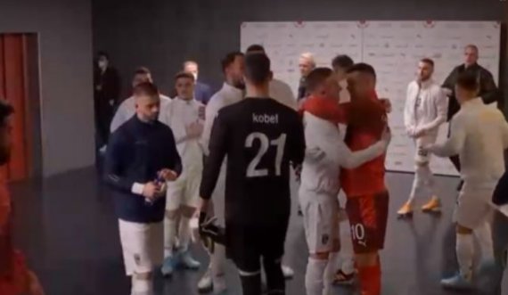 Xhaka e Shaqiri përqafojnë lojtarët e Kosovës një nga një