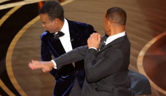 “Bëra gabim”, Will Smith i kërkon falje publike komedianit Chris Rock pasi e goditi me shuplakë