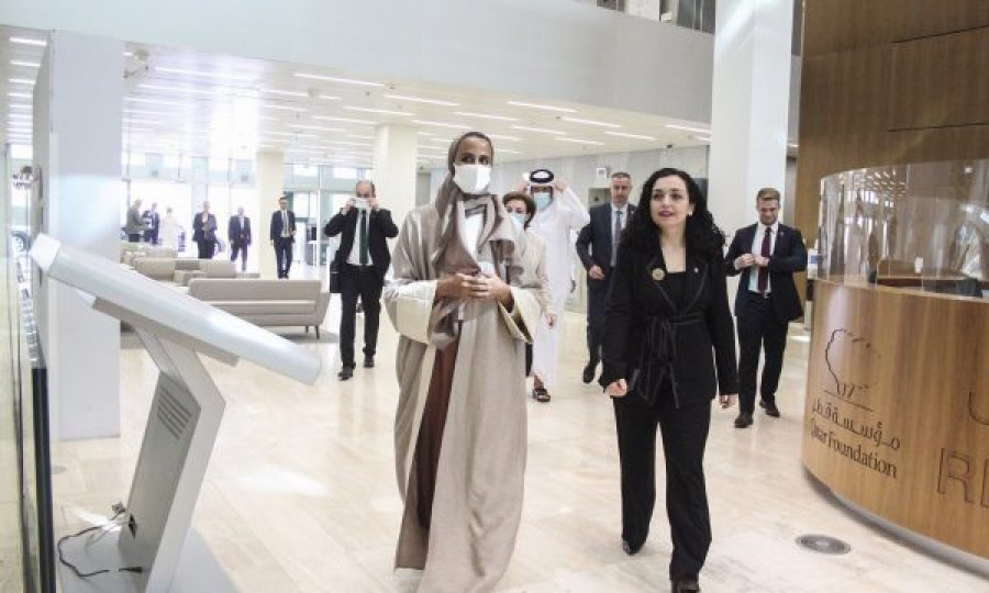 Vjosa Osmani takohet me komunitetin e biznesit në Katar, flet për mundësitë e rritjes së investimeve