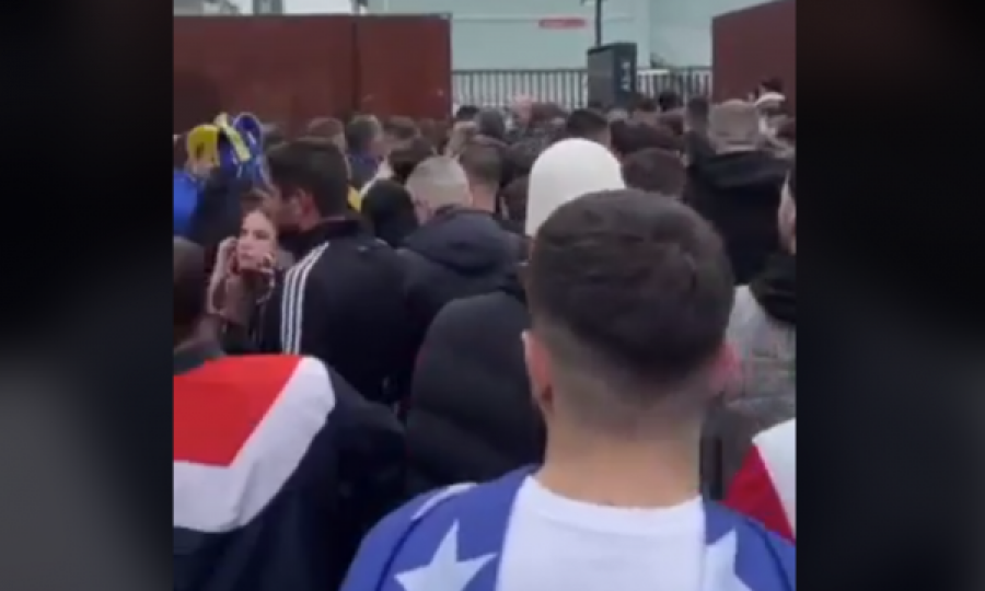 Me flamuj e me plisa, qindra tifozë presin në radhë për të hyrë në stadium