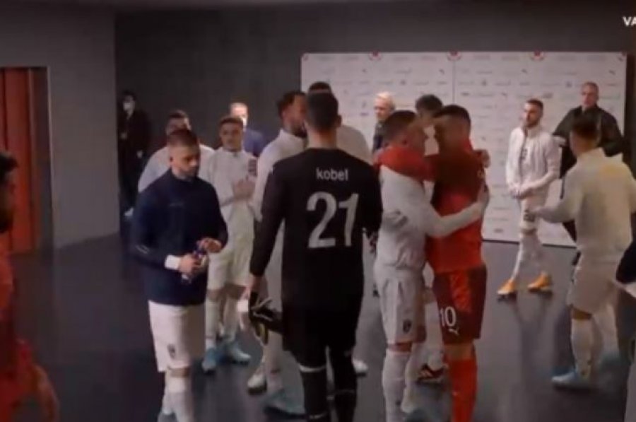 Xhaka e Shaqiri përqafojnë lojtarët e Kosovës një nga një