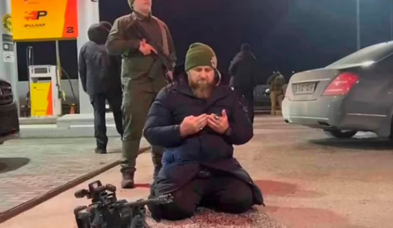 Kapet në rrenë Kadyrovi i Çeçenisë, publikon foto duke u lutur kinse në Mariupol, e tradhëton prapavija