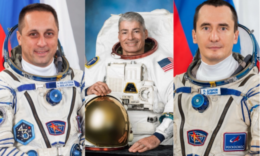 Pa dallime në hapësirë, një astronaut amerikan së bashku me dy rusë zbresin në tokë nga Stacioni Hapësinor