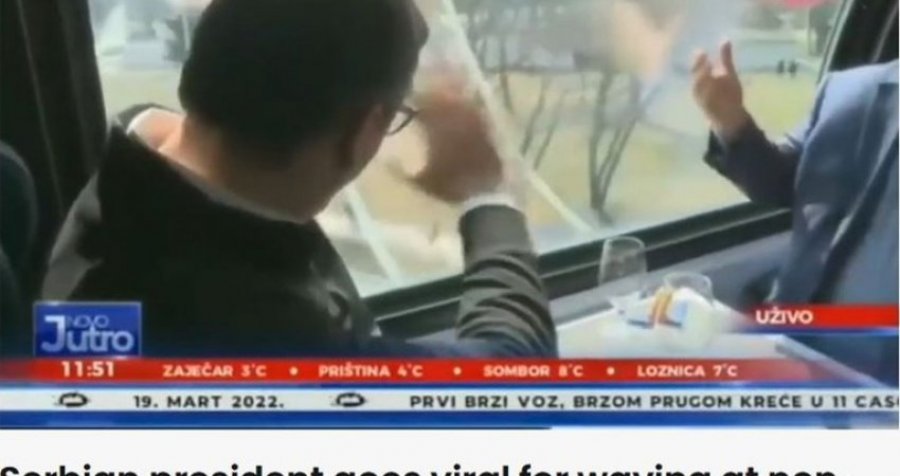 Edhe mediat e huaja çuditën dhe bëjnë shaka me videon e Vuçiqit nga treni: Kujt ia bënte me dorë?