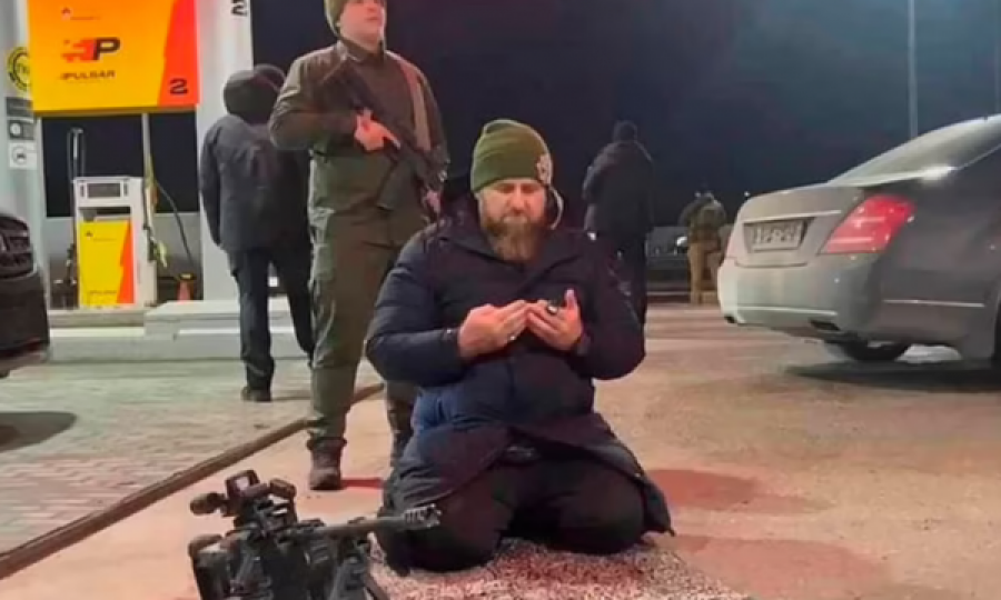 Kapet në rrenë Kadyrovi i Çeçenisë, publikon foto duke u lutur kinse në Mariupol, e tradhëton prapavija