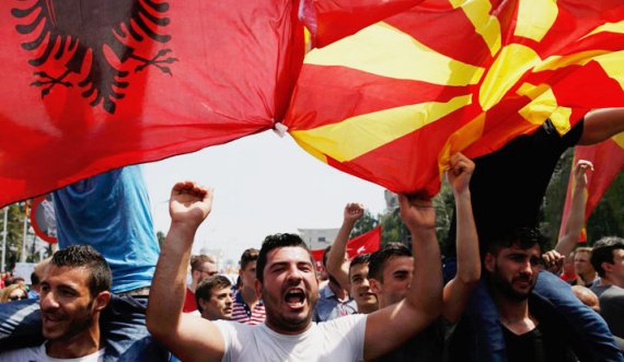 Numri i popullsisë shqiptare në Republikën e Maqedonisë së Veriut  nuk është real me popullin rezident dhe jo rezident të shqiptarëve