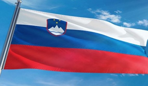 Ambasada sllovene në Kiev heq flamurin e vet, ngjan shumë me atë rus