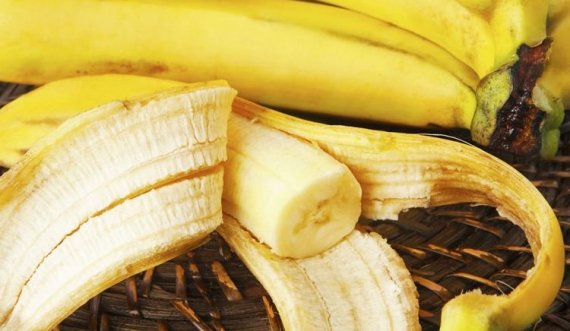Lëvorja e bananes bën mrekulli për këmbët tuaja