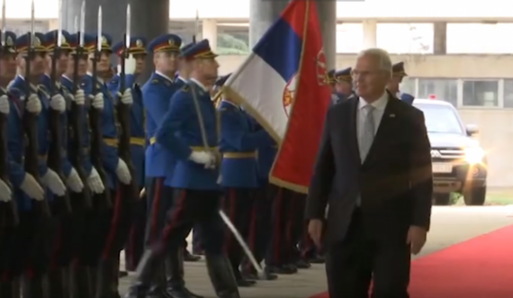 Kthimi në Beograd pas 23 vitesh, Vuçiq e pret me gardë Ambasadorin Hill