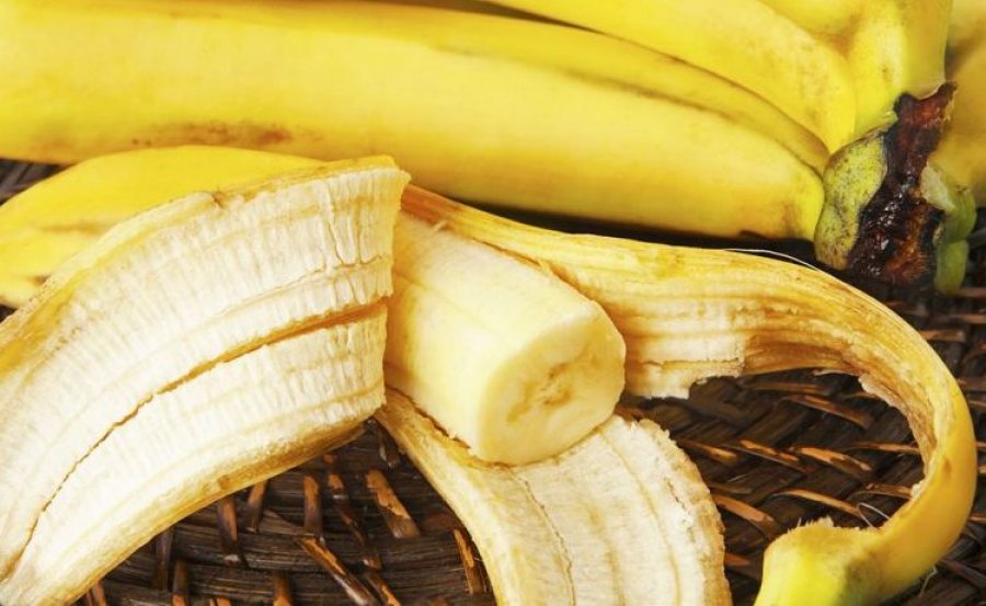 Lëvorja e bananes bën mrekulli për këmbët tuaja
