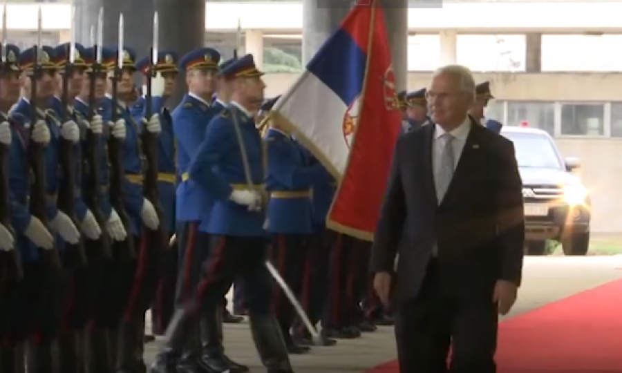Kthimi në Beograd pas 23 vitesh, Vuçiq e pret me gardë Ambasadorin Hill
