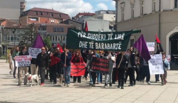 Protestë në Prishtinë: “Punëtori/ja e mban shtetin, deputeti/ja mban biznesin”