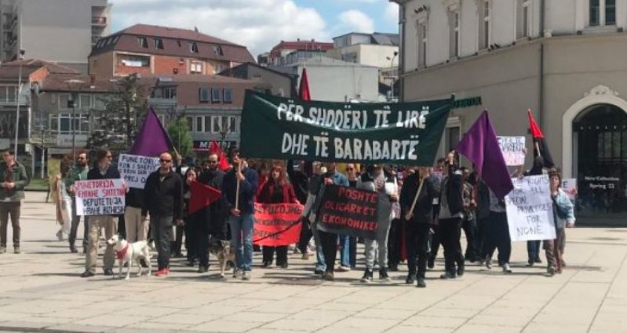 Protestë në Prishtinë: “Punëtori/ja e mban shtetin, deputeti/ja mban biznesin”