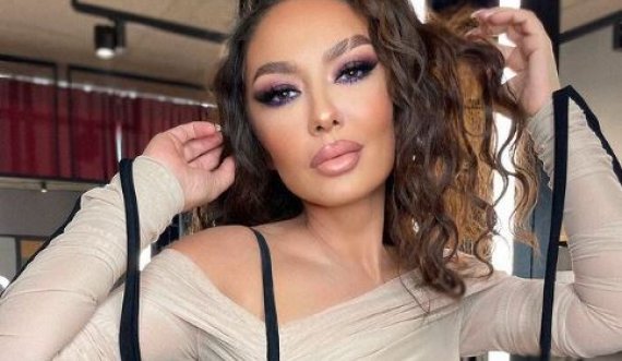 Diva Adelina Ismaili ju uron: Me fat Fitër Bajrami