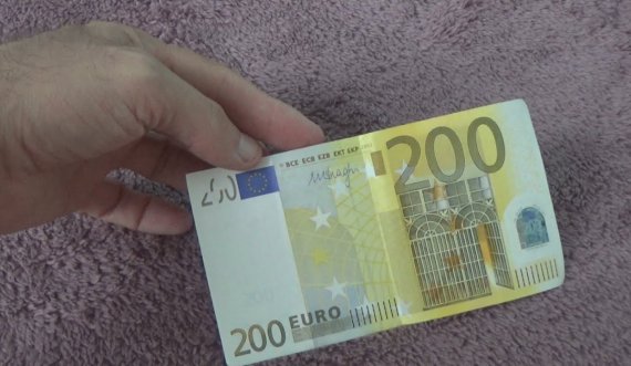 Vodhi 4 palë atlete, dënohet me 6 muaj burgim me kusht dhe 200 euro gjobë