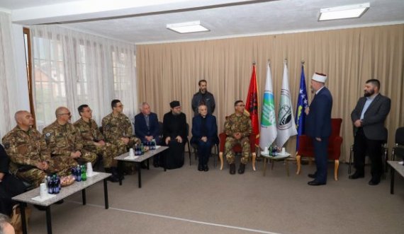 Igumeni Sava Janjic shkon në BIK të Pejës për t’i uruar për Bajram