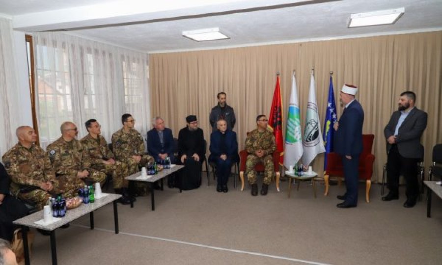 Igumeni Sava Janjic shkon në BIK të Pejës për t’i uruar për Bajram