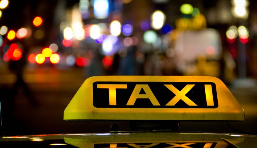 Nën kërcënimin e armës taksistit në Prishtinë i vidhen 132 euro dhe dy telefona