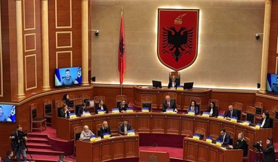 Zelensky në Kuvendin shqiptar: Bota po e sheh terrorin rus, po humbasim fëmijë çdo ditë