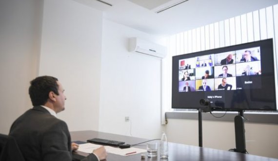 Kurti bisedon dy orë me avokatët e Thaçit, Veselit, Selimit e të tjerëve, kjo është arsyeja