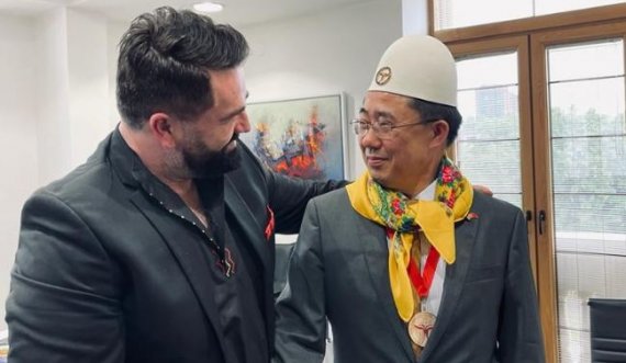 Drejtori i ansamblit shtetëror shqiptar Shkodran Tolaj priti ne takim ambasadorin e Kinës Zhang Zuo