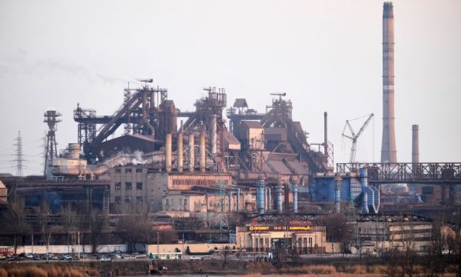Qindra ukrainas të izoluar në një fabrikë çeliku në Mariupol