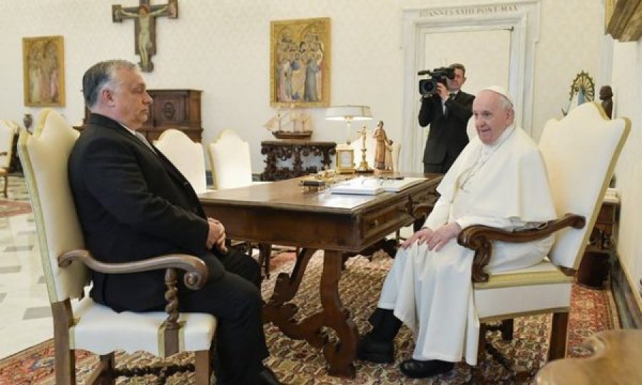 Papa Françesku tregon bisedën me Orban: Më tha që Putini do t’i japë fund luftës më 9 maj
