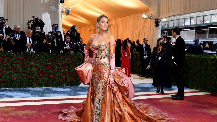 I mahniti të gjithë, fustani i Blake Lively transformohet