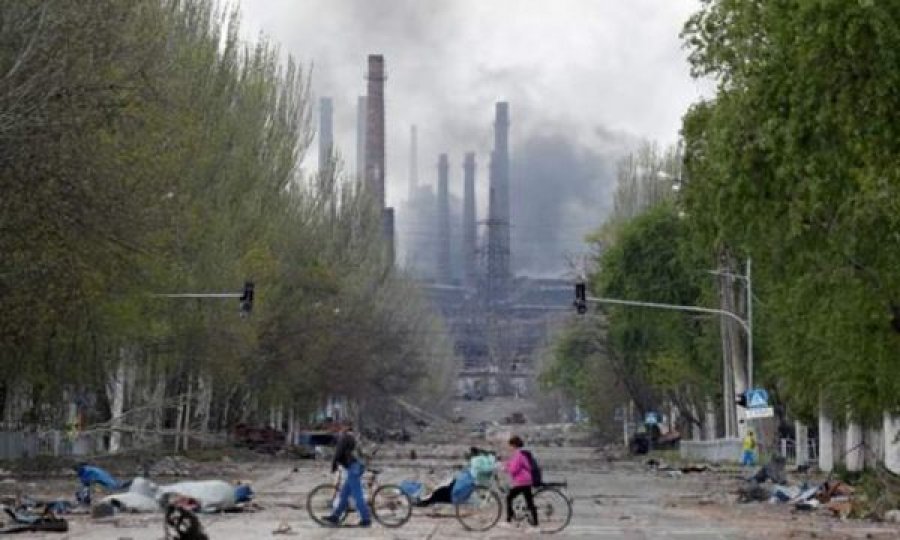 Rusia sulmon kompleksin industrial Azovstal në shenjë ‘hakmarrjeje’