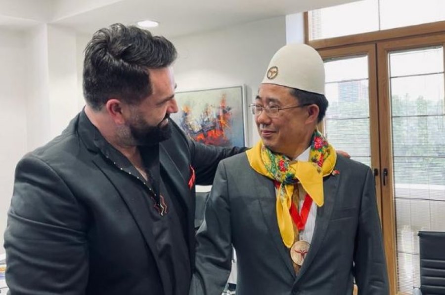 Drejtori i ansamblit shtetëror shqiptar Shkodran Tolaj priti ne takim ambasadorin e Kinës Zhang Zuo