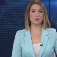 Moderatores i cingëron telefoni live në emision, bëhet hit me reagimin e saj