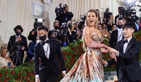 Na la të gjithëve gojëhapur, e mësuat domethënien e super fustanit të Blake Lively në “Met Gala”?