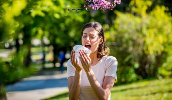 Ja se si mjetet natyrale ju ndihmojnë të luftoni alergjitë e pranverës