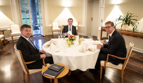Brenda dhomës së negociatave, Lajçak e publikon fotografinë nga darka me Kurtin e Vuçiq