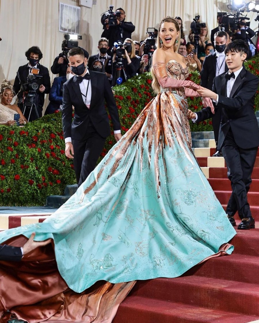 Na la të gjithëve gojëhapur, e mësuat domethënien e super fustanit të Blake Lively në “Met Gala”?