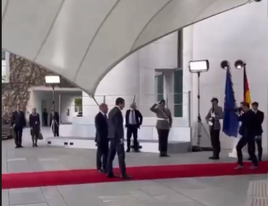 Kryeministri Kurti ndan momente nga pritja zyrtare që i bëri kancelari Scholz në Berlin