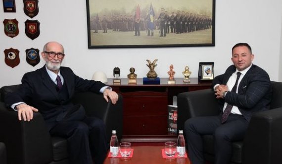 Qosja shkon në ministri të Mbrojtjes e merr një mirënjohje për krijimtarinë letrare