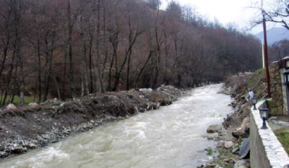 E pëson keq gruaja nga Suhareka, thyhet dërrasa bie në lumë