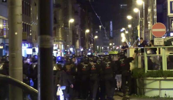 Huliganët e Eintracht dhe West Ham përplasen egërsisht në Frankfurt