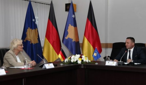 Mehaj pret në takim ministren gjermane të Mbrojtjes