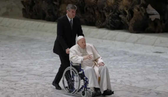 Papa Françesku shihet për herë të parë me karrocë në publik
