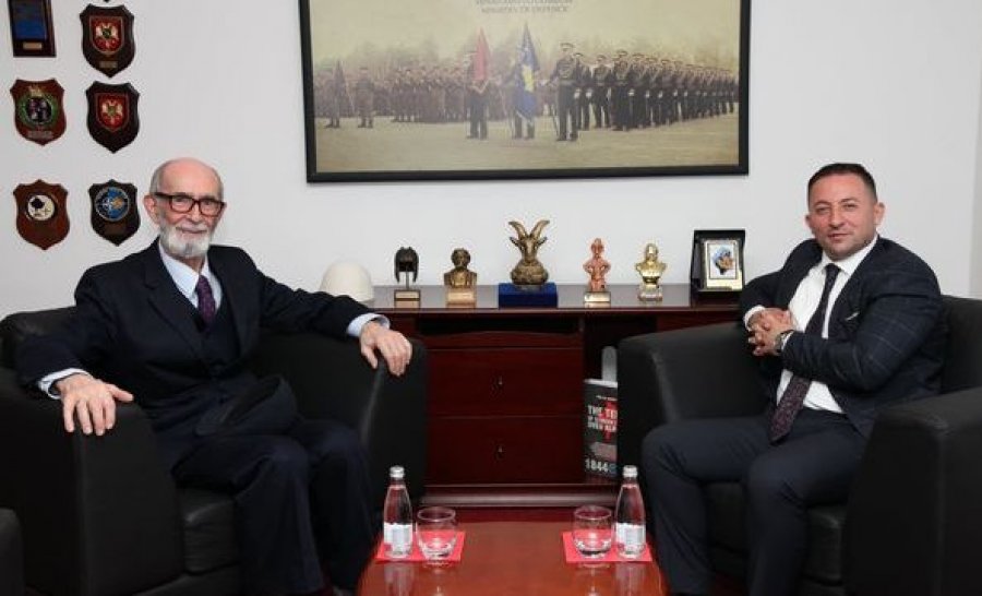 Qosja shkon në ministri të Mbrojtjes e merr një mirënjohje për krijimtarinë letrare