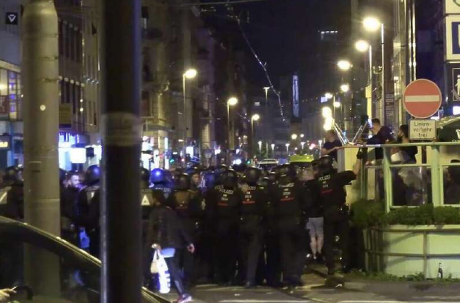 Huliganët e Eintracht dhe West Ham përplasen egërsisht në Frankfurt